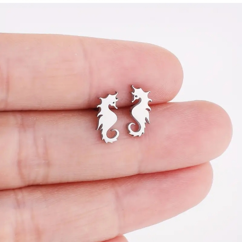 SEAHORSE silvertone stud earrings NWT